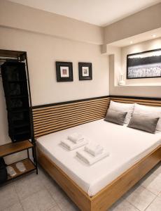 a bedroom with a large bed with white sheets at Studio Ocean in Paralia Dionysiou