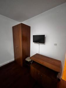 a room with a desk and a tv on a wall at Casa Iuly in Gârda de Sus