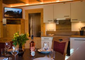 a kitchen with a table with wine glasses on it at Ferienhaus Siebenschläfer im Sandsteinidyll in Rathen