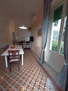 a living room with a table and a kitchen at Il Veliero in Bonassola