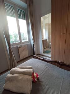 a bedroom with a bed with towels and a mirror at Il Veliero in Bonassola
