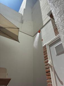 a white wall with a window and a building at Nuestro lugar feliz Apartamento Barbate - Patio ducha exterior in Barbate