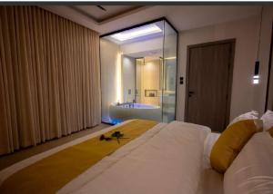 a bedroom with a large bed and a bath tub at شقة مودرن مع جاكوزي خاص دخول ذاتي in Riyadh