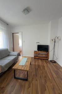 a living room with a couch and a coffee table at Dürschgangs Zimmer in Siegen