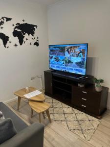 a living room with a flat screen tv on a stand at NGL - Departamento temporal con cochera in Santa Fe
