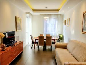 a living room with a table and a couch at The Twins Suite & Hub in Monza