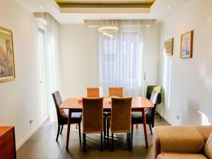 a dining room with a table and chairs at The Twins Suite & Hub in Monza