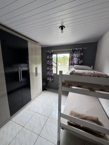 a bedroom with a bunk bed in a room at Refúgio Vibe do Mar in Barra Velha