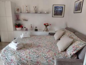 a bedroom with a large bed with pillows on it at Faggi & Quiet in Mandello del Lario