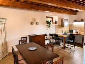 a kitchen and dining room with a table and chairs at La Casa di Nonna Iolanda in Gualdo Cattaneo +4 photos