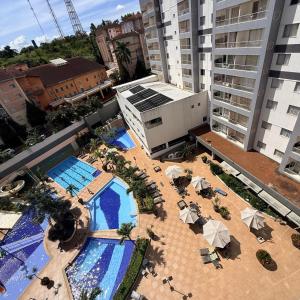 an overhead view of a pool with umbrellas and a building at Veredas Do Rio Quente Flat Service 723 in Rio Quente