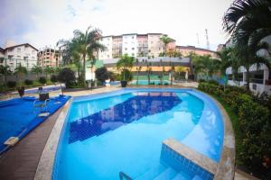 a large blue swimming pool with buildings in the background at Veredas Do Rio Quente Flat Service 723 in Rio Quente