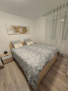 a bedroom with a large bed in a room at DIAG Appartement 3 Chambres in Commequiers +3 photos