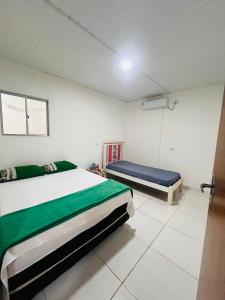 ein Schlafzimmer mit zwei Betten in einem Zimmer in der Unterkunft Pousada Aconchego Sol e Mar in Maragogi