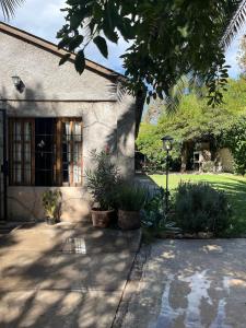 a house with a window and plants in front of it at Rincón Las Hiedras in Chacras de Coria