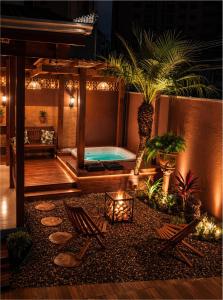 a backyard with a hot tub and a pool at Casa com Piscina e Jacuzzi, Próxima da Praia Brava in Itajaí