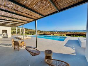 an outdoor patio with a view of the ocean from a house at Faragas Hill in Angairiá