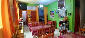 a restaurant with pink tables and green walls at Hotel Selena 1 in Huaraz
