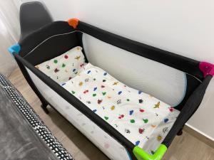 ein Babybett mit Kissen im Schlafzimmer in der Unterkunft Bare Bare Etxea in Lekeitio