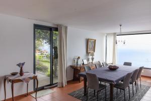 a dining room with a table and chairs at Casa da Manta in Fajã da Ovelha