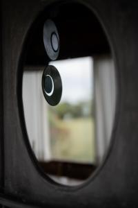a view of a window with a hole in it at Casinha à beira do arroio in Pelotas +9 photos
