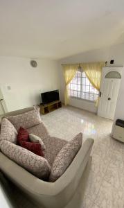 a living room with a couch and a television at Casa TiaMaria - Centro San Rafael in San Rafael