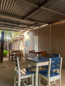 a patio with a table and chairs and a dining room at VitaHostal in León