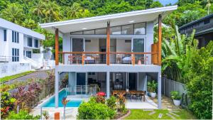 an aerial view of a house with a pool at Sandveil Absolute Beachfront Access House in Trinity Beach