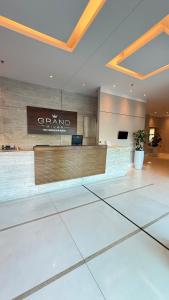 a lobby of a grand entrance with a reception desk at Flat das Montanhas in Rio de Janeiro +29 photos