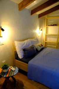 a bedroom with a bed with two pillows and a table at Bungalow confortable et calme sud de la Martinique in Rivière-Salée