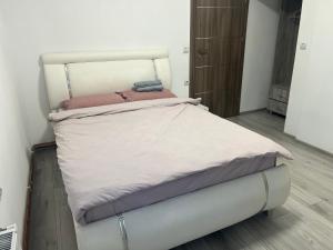 a white bed in a room with at Avram Iancu 365 in Floreşti