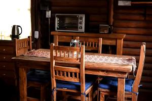 a dining room table with chairs and a microwave at Gasty Ranch in Mar del Plata