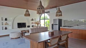 a kitchen and dining room with a table and chairs at Casa Anagata Pandawa in Ungasan