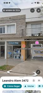 ein Gebäude mit einem Schild davor in der Unterkunft Coty C in Saladillo