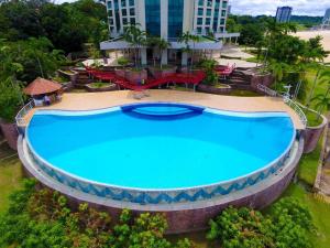 an overhead view of a large swimming pool at a resort at Tropical Executive Hotel 804 - Propriedade Particular in Manaus