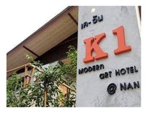 ein Schild für ein Motorrad-Autohotel vor einem Gebäude in der Unterkunft K1 Hotel in Nan