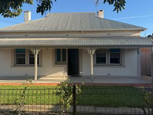 a large white house with a metal roof at Perrys Place in Nuriootpa