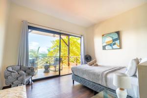 a bedroom with a bed and a balcony at La Brisa del Mar in Bastimentos
