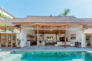 an exterior view of a house with a pool at Villa Manouch in Nusa Lembongan