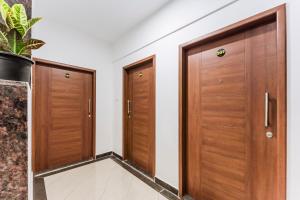 eine Reihe Holztüren in einem Flur in der Unterkunft Treebo Lime Light in Pune