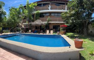 a swimming pool in front of a building at Condominio La Palapa in Bucerías