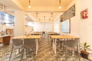ein Restaurant mit Tischen und Stühlen in einer Cafeteria in der Unterkunft Treebo Lime Light in Pune