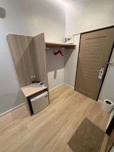 a small room with a closet and a door at ของขวัญรีสอร์ท in Ban Khlong Ai Kok +6 photos