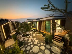 a house with a garden in front of it at ของขวัญรีสอร์ท in Ban Khlong Ai Kok