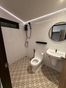 a bathroom with a toilet and a sink at ของขวัญรีสอร์ท in Ban Khlong Ai Kok