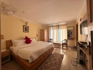a bedroom with a large bed in a room at Highfield Villa in Kanatal