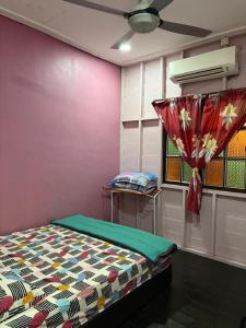 a bedroom with a bed and a ceiling fan at De JITRA 2 HOMESTAY in Jitra +12 photos