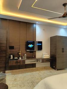 a hotel room with a television and a bed at The Tranquil hotel in Chakrāta