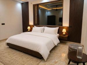a bedroom with a large bed with a large mirror at The Tranquil hotel in Chakrāta