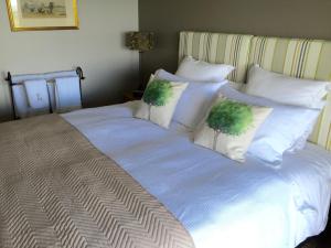 A bed or beds in a room at Lodore Lodge